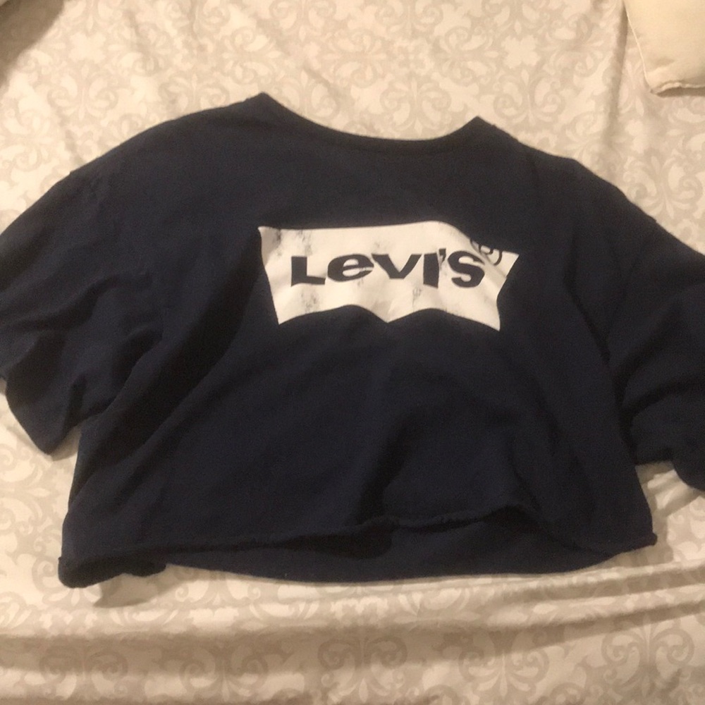 levi’s navy cropped tee